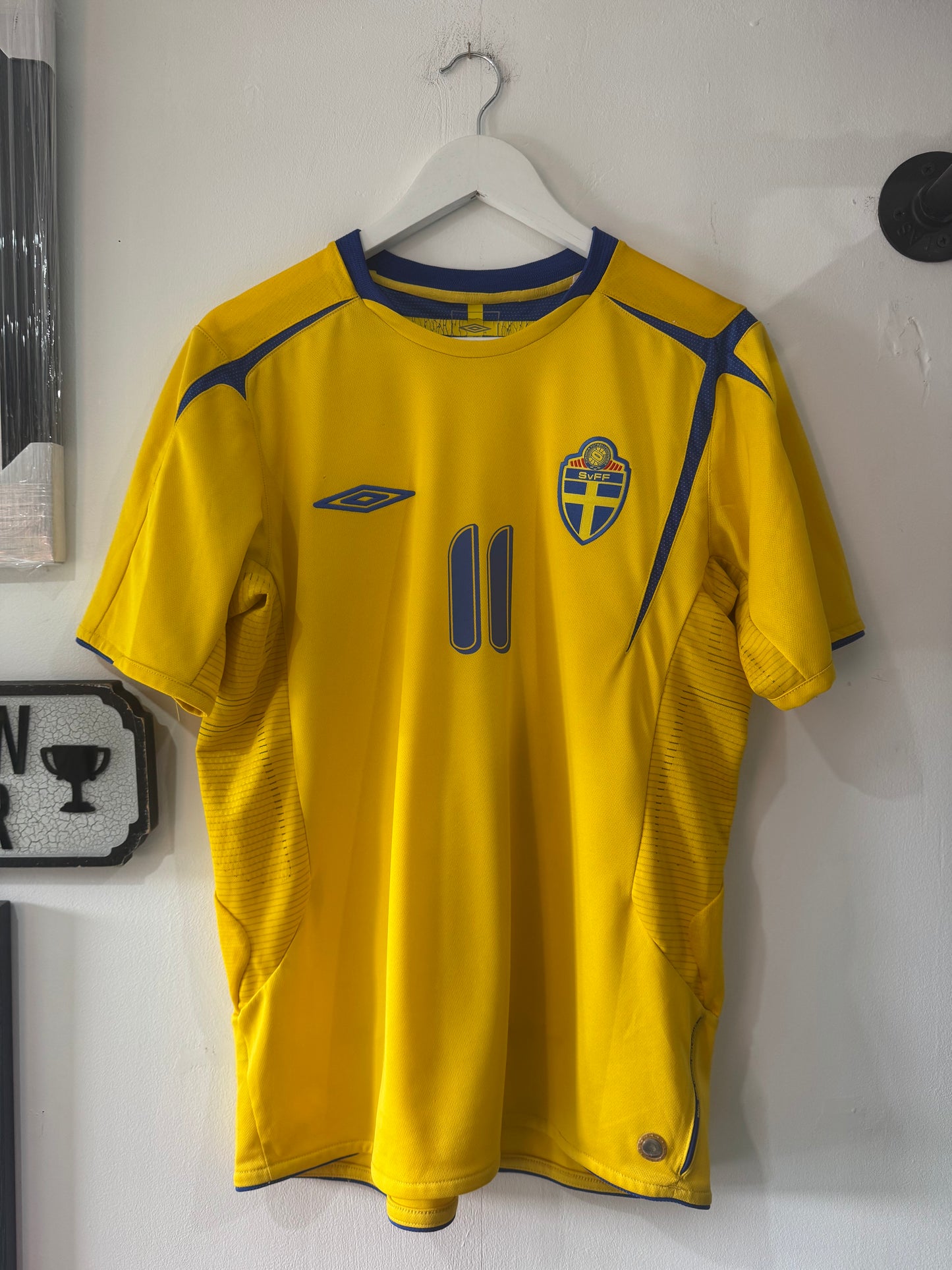 Sweden 2005/06 home shirt Larsson 11 medium