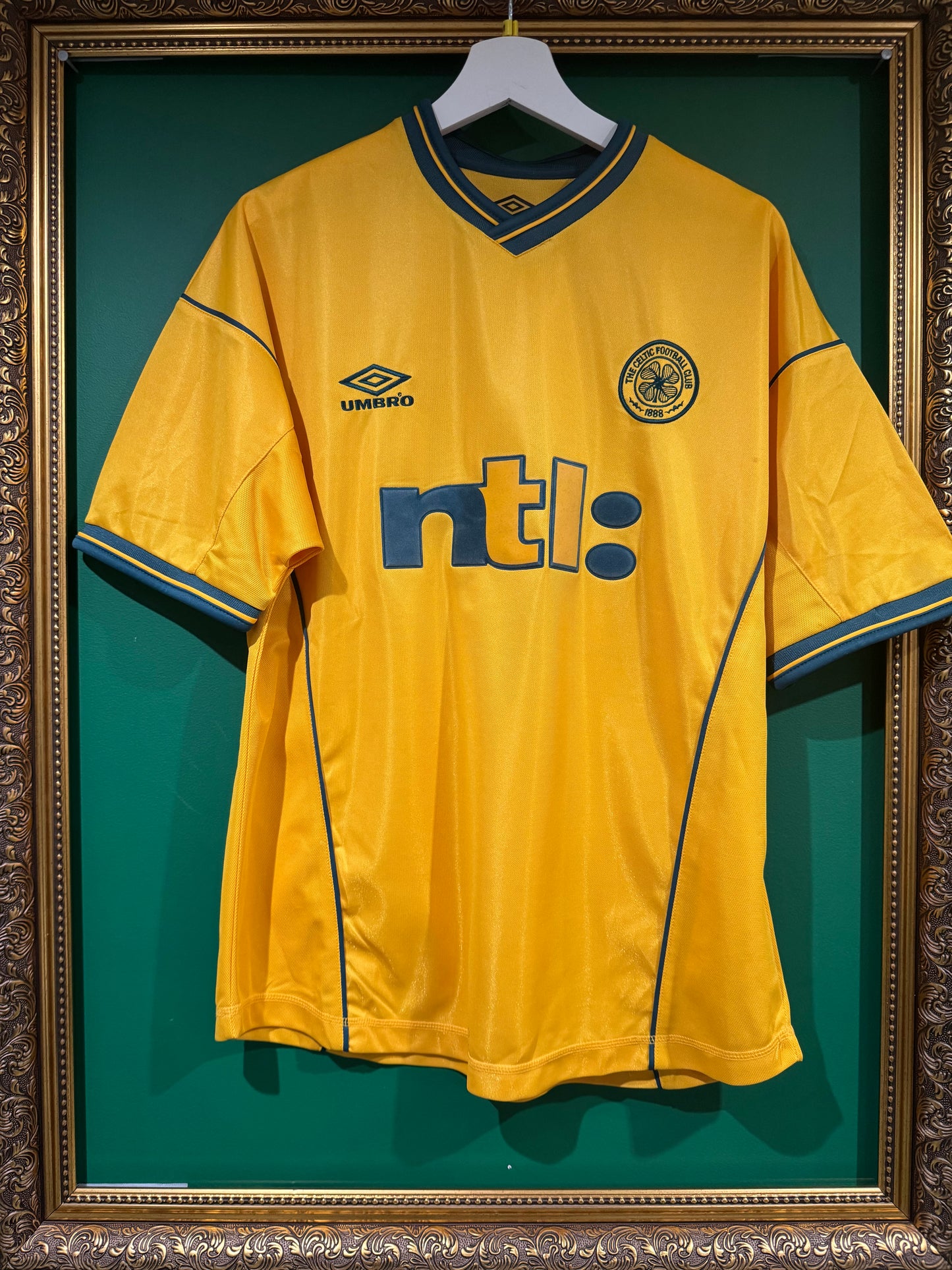 Celtic 2000/02 away shirt medium Burchill 27