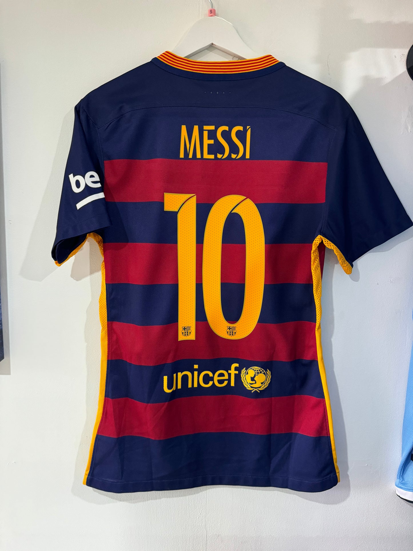 Barcelona 2015/16 home Messi Player issue small