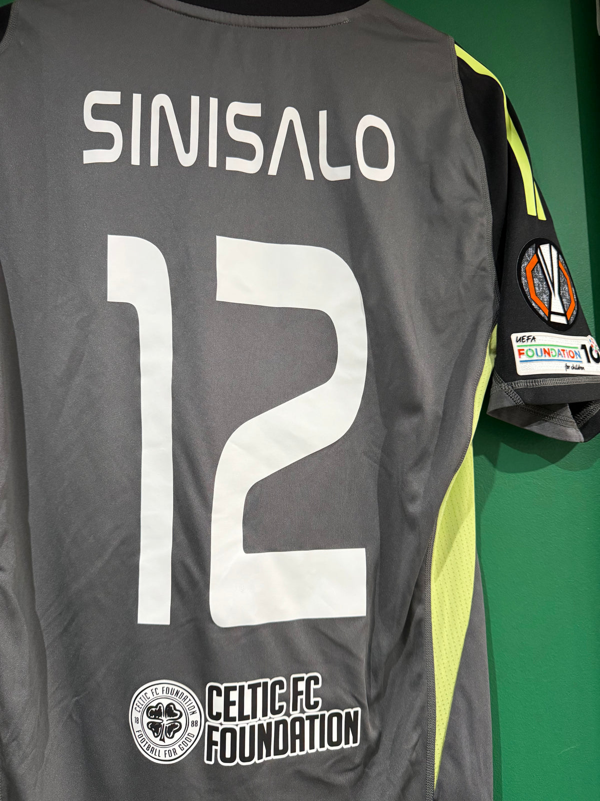 Celtic 2025/26 third goalkeeper shirt large Sinisalo 13 Europa League