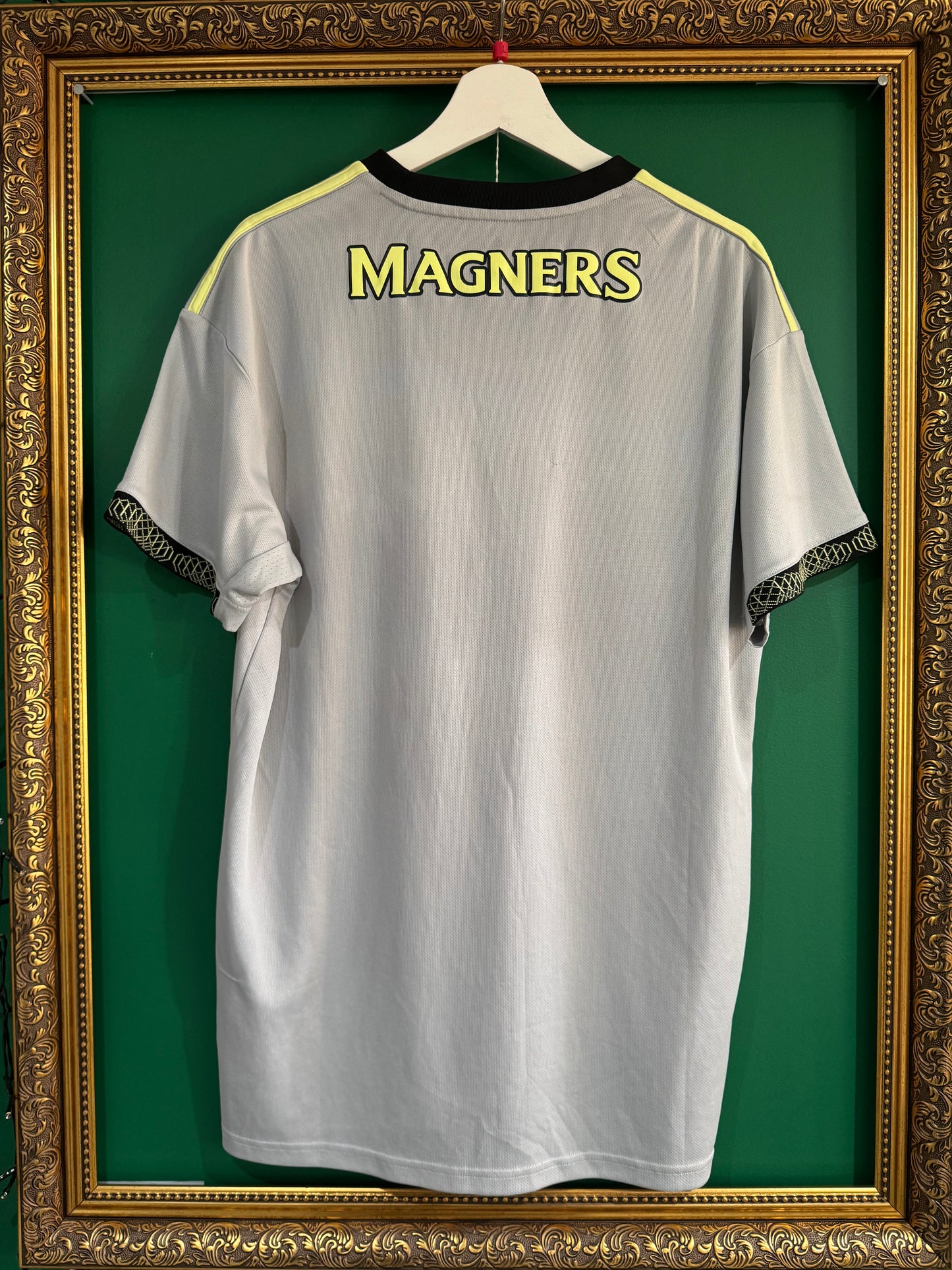 Celtic 2022/23 third shirt large