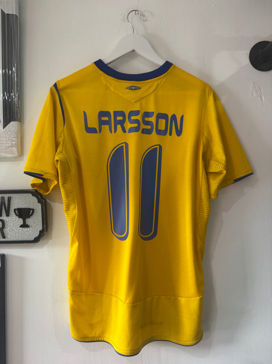 Sweden 2005/06 home shirt Larsson 11 medium