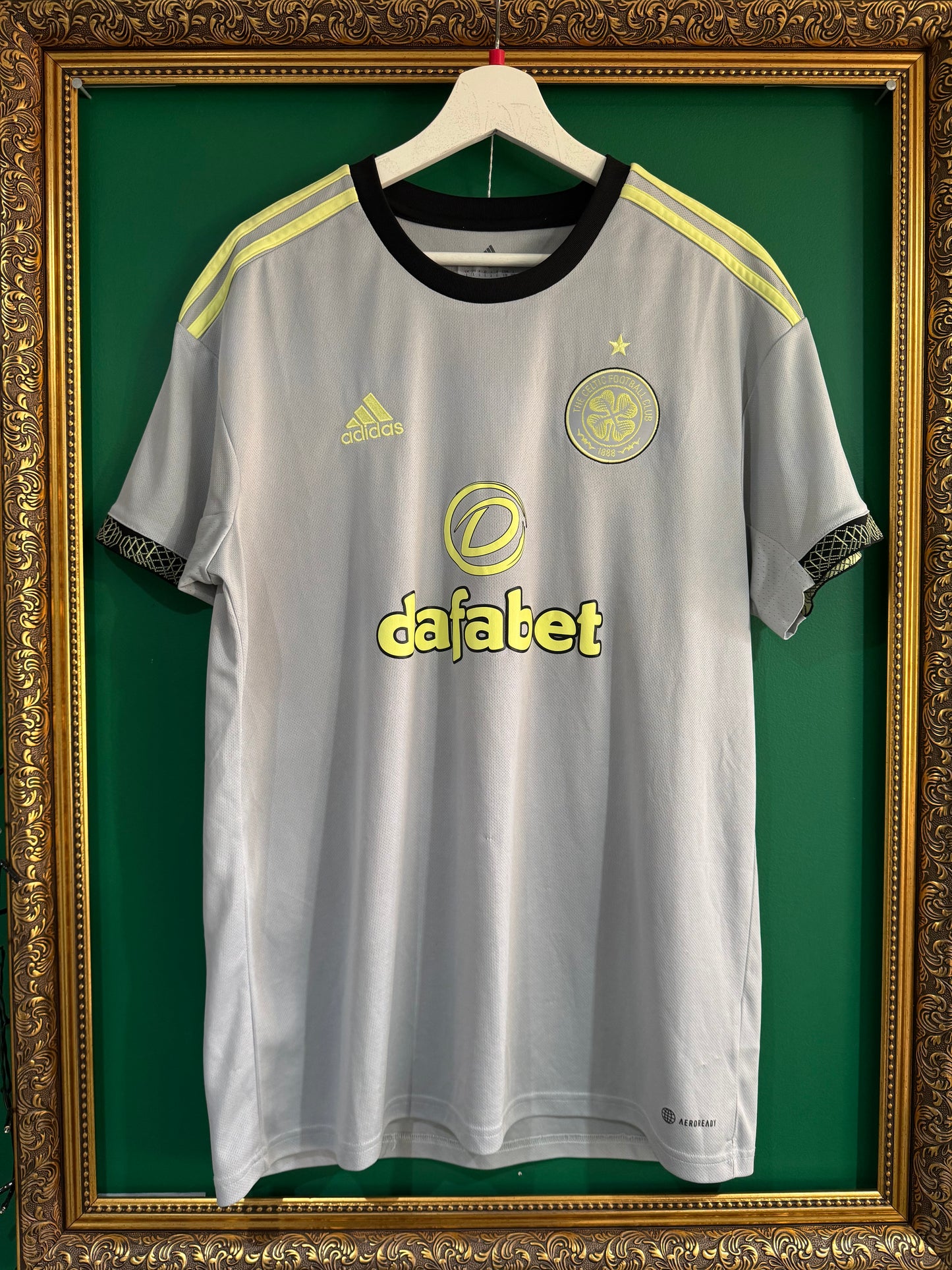 Celtic 2022/23 third shirt large