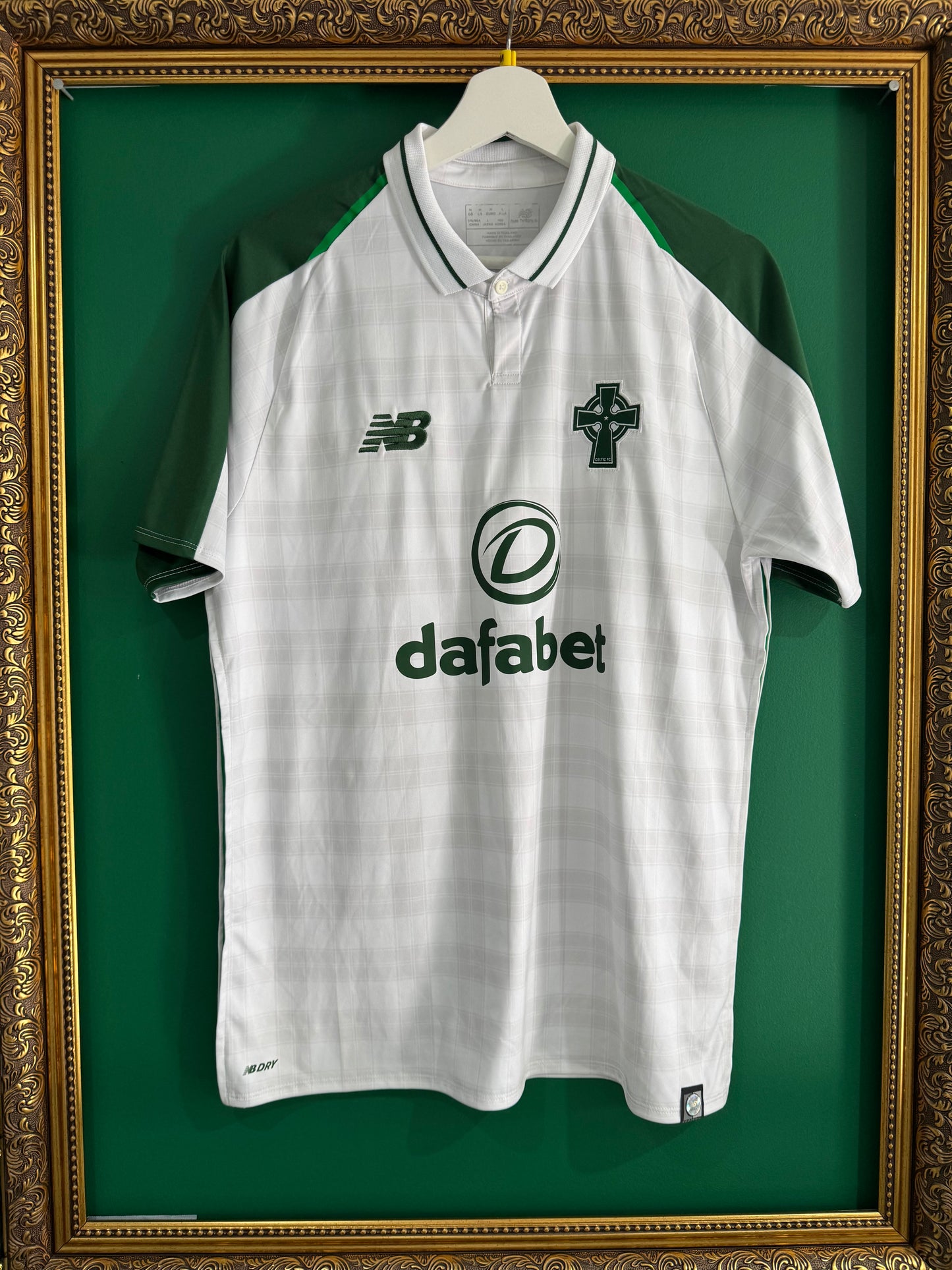 Celtic 2018/19 away shirt medium Rogic 18