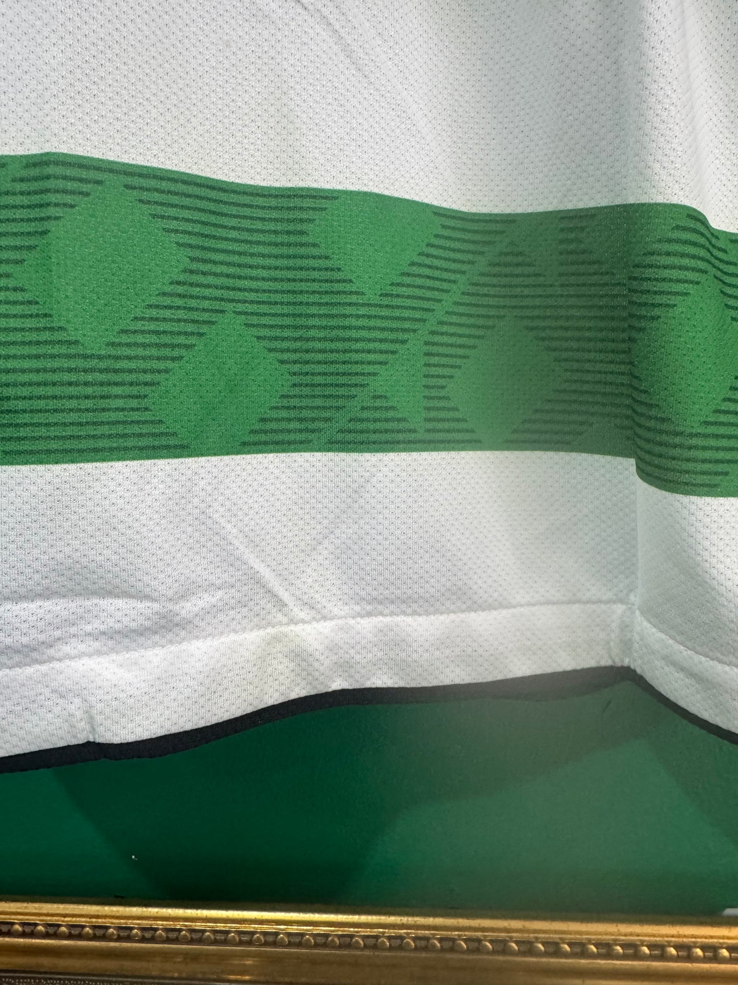 Celtic 2010/11 home shirt medium BNWT