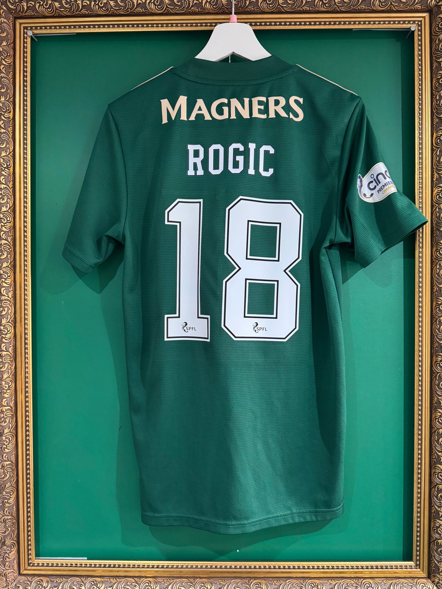 Celtic 2021/22 away shirt small Rogic 18