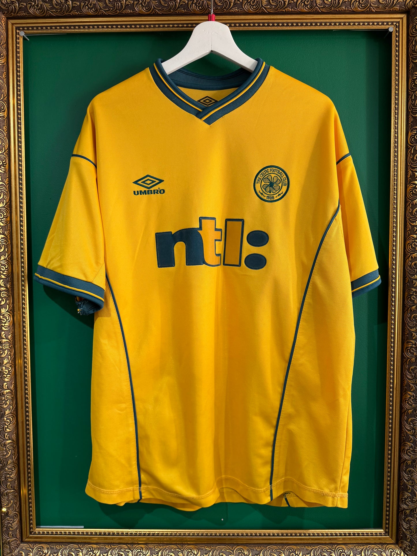 Celtic 2000/02 away shirt large Larsson 7