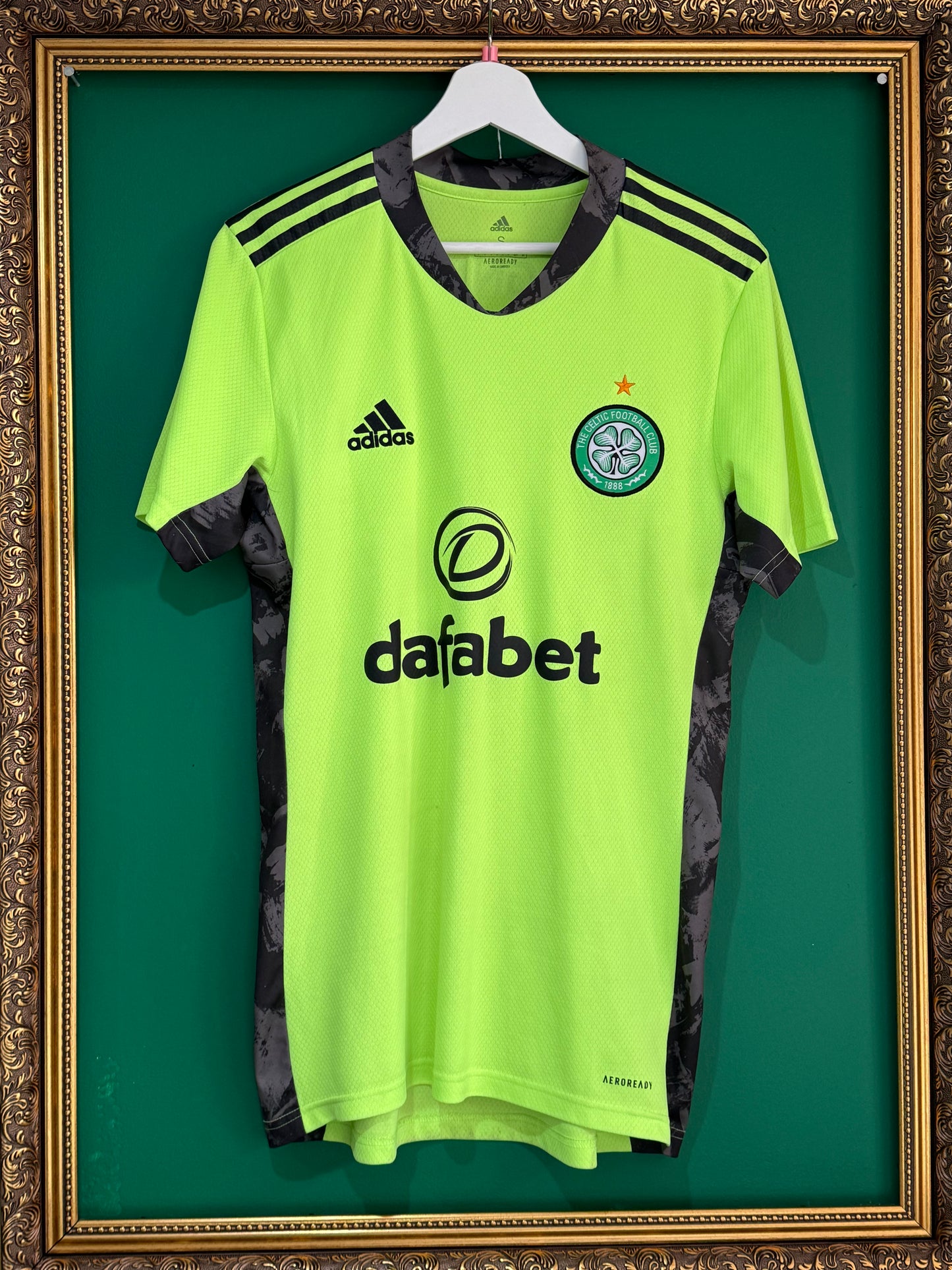 Celtic 202/21 away goalkeeper shirts small